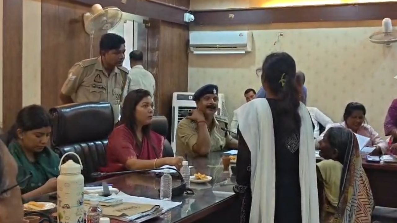 महिलाओं की सुनवाई आखिर कब होगी? अमेठी पहुंचीं महिला आयोग सदस्य ने अधिकारियों की लापरवाही पर जताई सख्त नाराजगी
