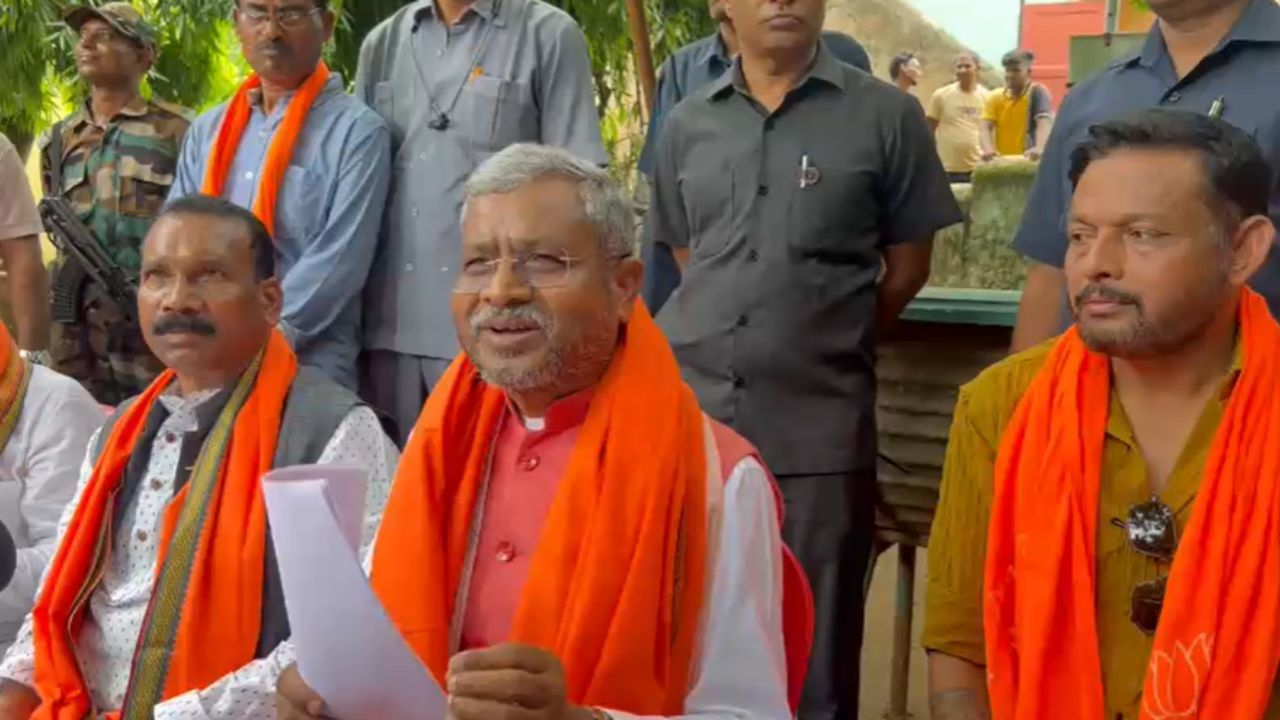 Jharkhand Politics: चक्रधरपुर पहुंचते ही बाबूलाल मरांडी ने इन मुद्दों पर सरकार को घेरा