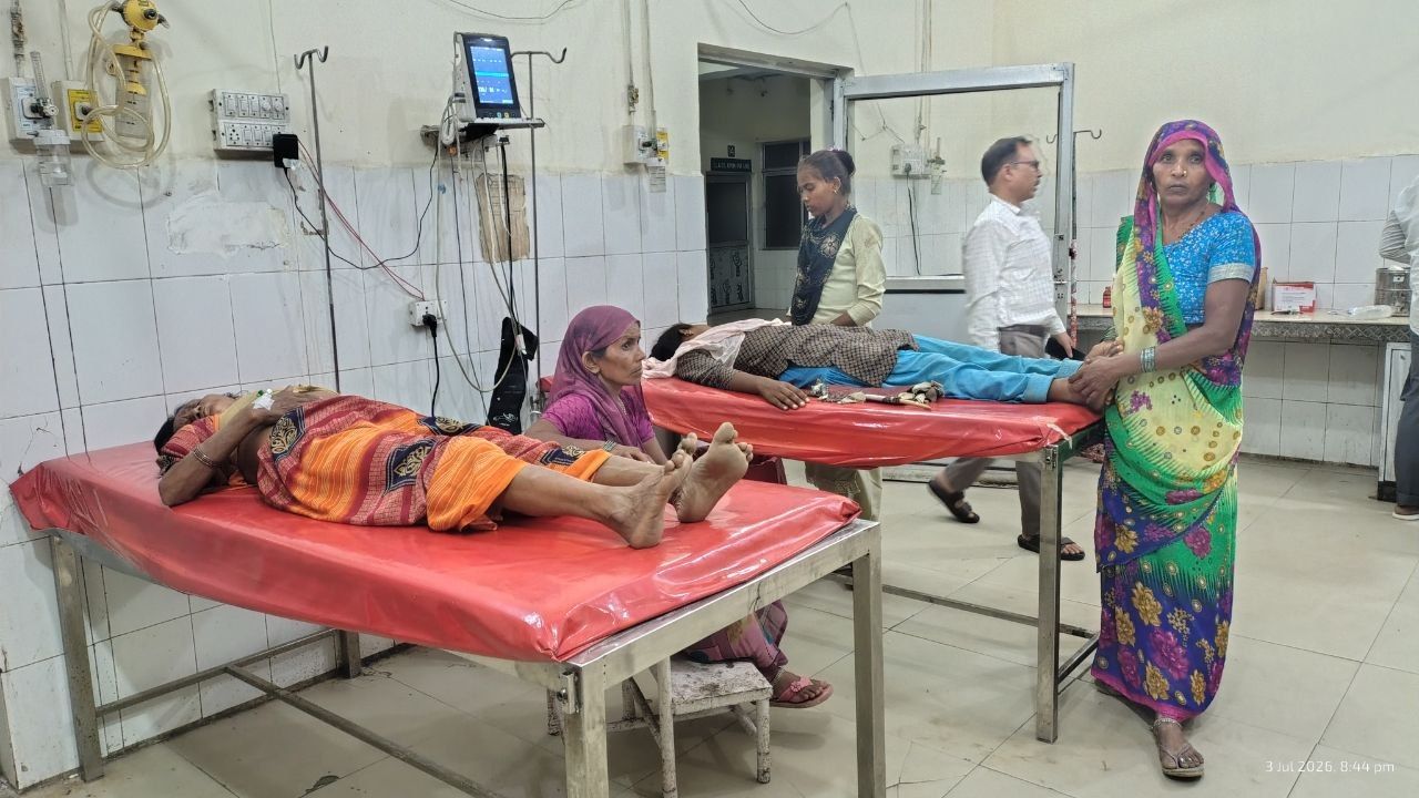 बदायूं में हाईटेंशन लाइन बनी काल, महिला-किशोरी झुलसीं, पांच पशुओं की मौत