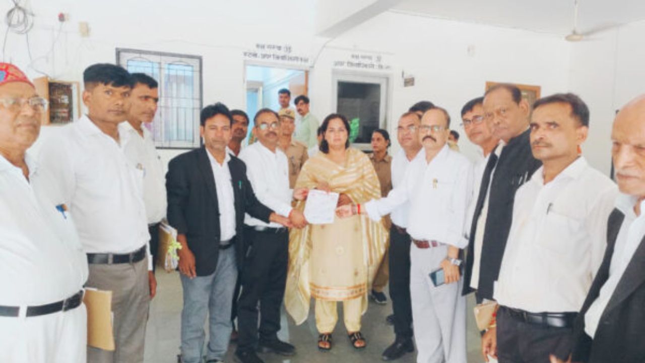 दिल्ली में छात्रों पर लाठीचार्ज के विरोध में एकजुट हुए अधिवक्ता, दोषी पुलिसकर्मियों पर कार्रवाई की उठाई मांग