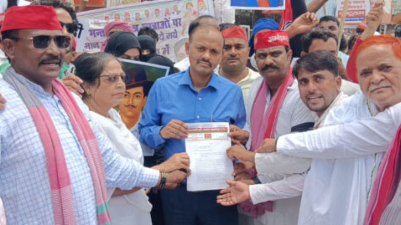 जंतर-मंतर लाठीचार्ज और पेपर लीक के खिलाफ बलरामपुर में फूटा आक्रोश, सड़कों पर उतरे सपा कार्यकर्ता