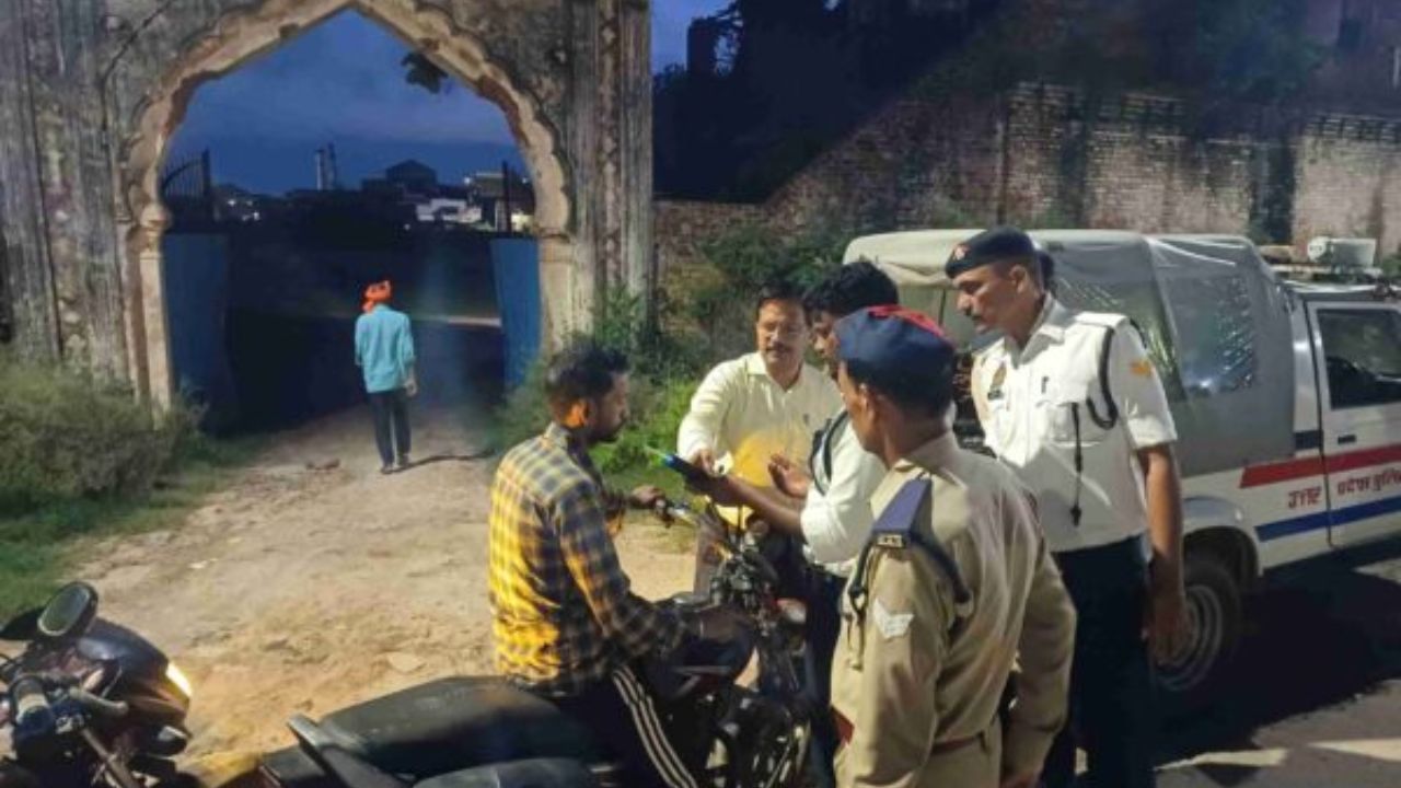 Balrampur: यातायात नियम तोड़ने वालों पर शिकंजा, चेकिंग में मिली ये चीजें