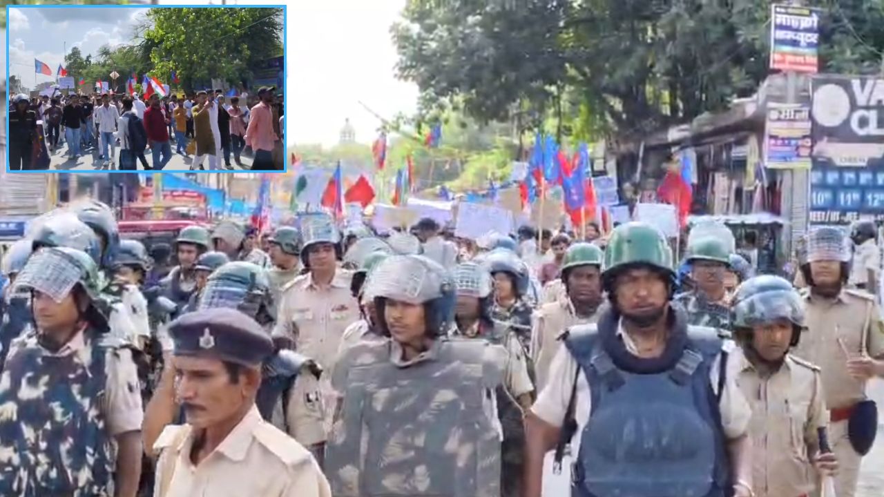NEET पेपर लीक और छात्र उत्पीड़न के विरोध में सड़क पर उतरे युवा, डीएम कार्यालय पहुंचकर सौंपा ज्ञापन