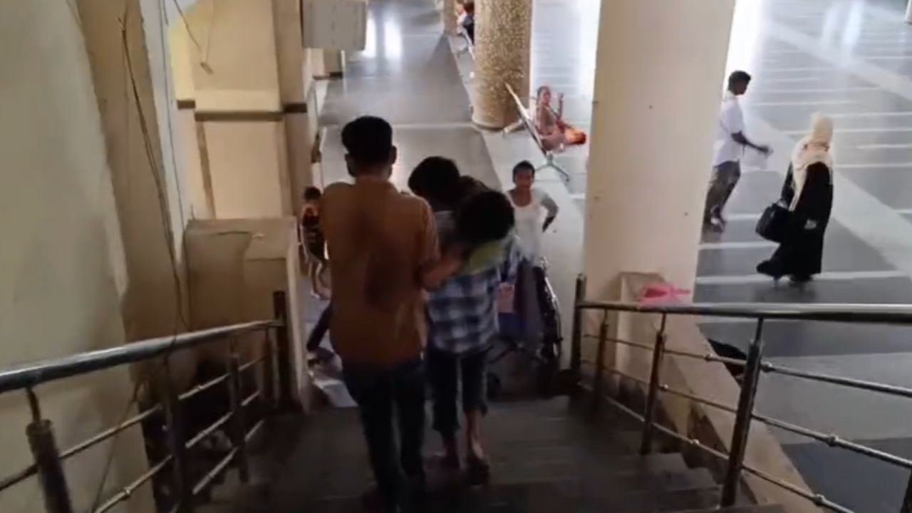 इलाज के अभाव में युवती ने दम तोड़ा, न स्ट्रेचर मिला न एम्बुलेंस, भाई को कंधे पर ढोना पड़ा शव