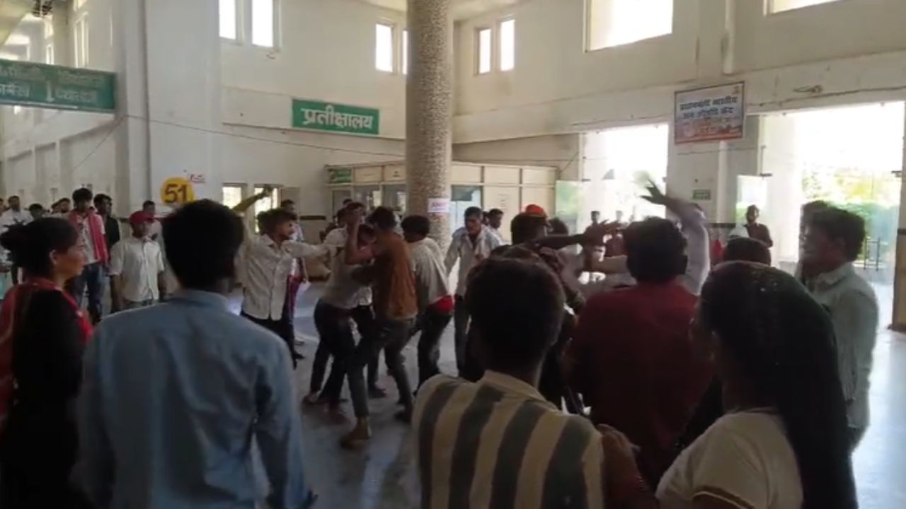 बदायूं में ई-रिक्शा की टक्कर से मासूम की मौत, मेडिकल कॉलेज में जमकर बवाल और मारपीट
