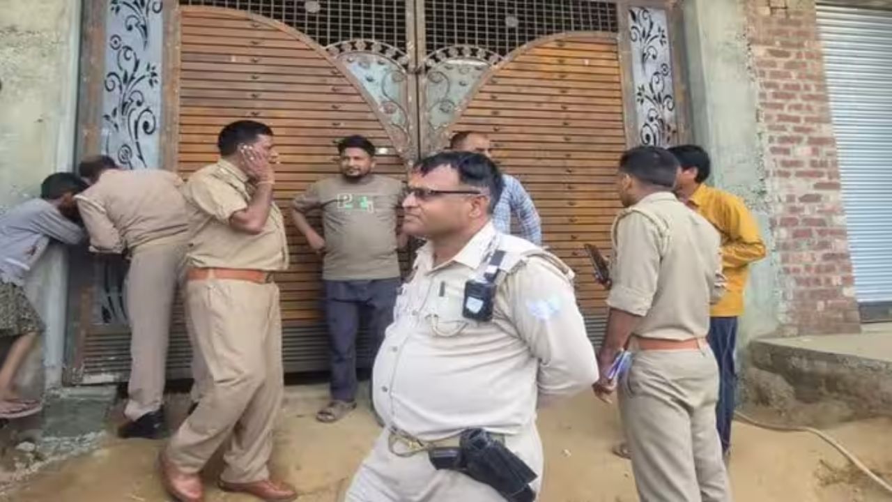 बदायूं में बंद घर का पुलिस ने खोला राज, जाने मकान के अंदर कौन मिला