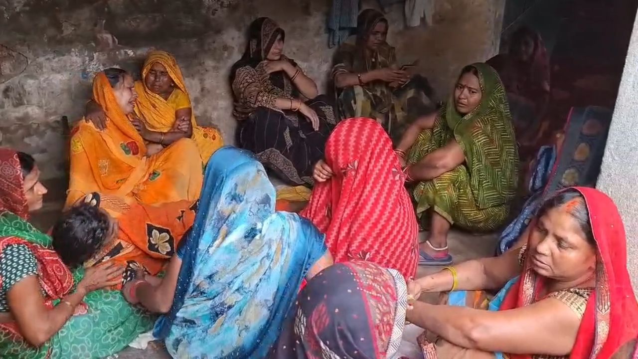 चंदौली में मंदिर ध्वस्तीकरण के दौरान बड़ा हादसा, मलबे की चपेट में आकर मजदूर की मौत