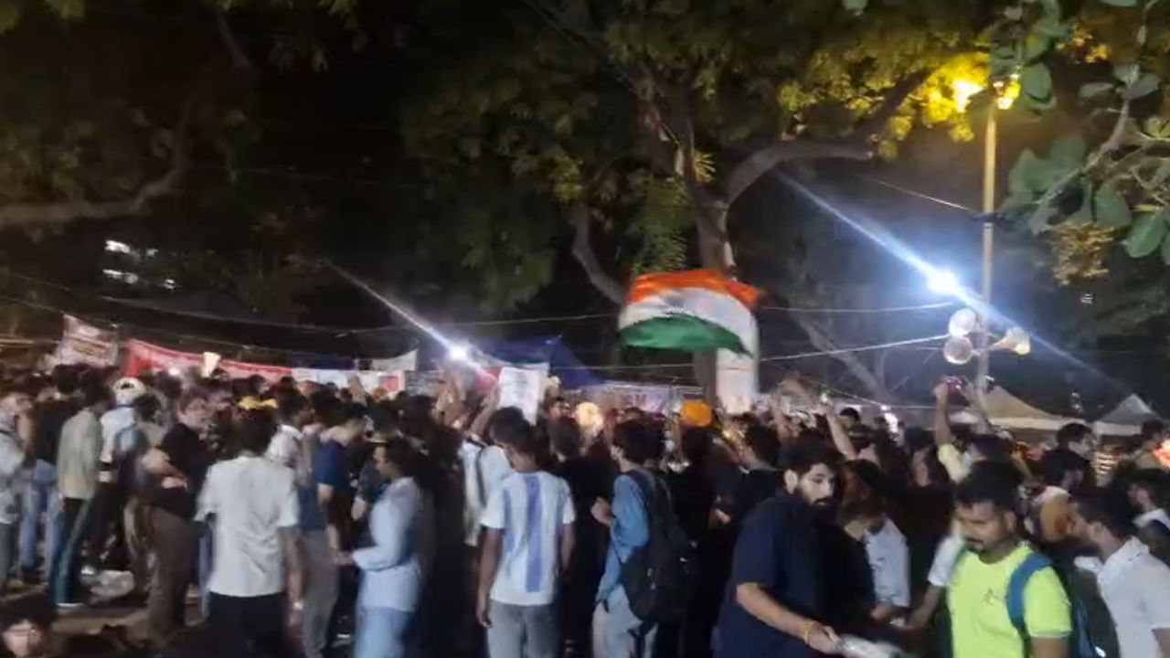 जंतर-मंतर पर रातभर जुटे हजारों लोग, सुबह संसद कूच की तैयारी, धर्मेंद्र प्रधान के इस्तीफा मांग तेज