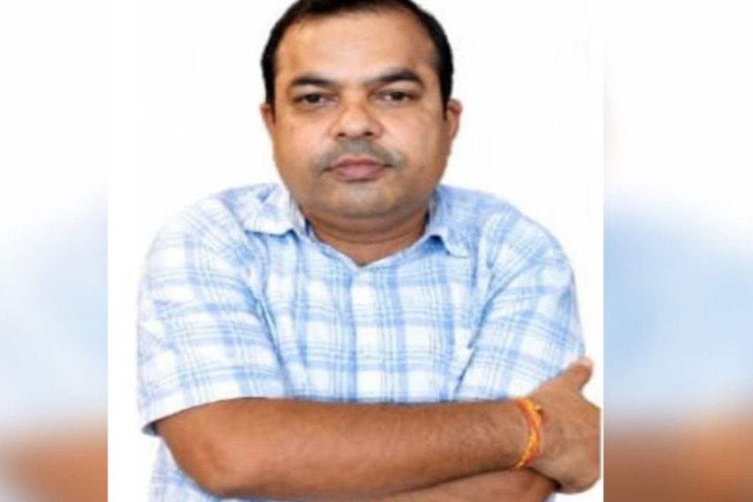 Prayagraj : चाय की दुकान पर पहुंचा अधिकारी, कुछ देर बाद जो हुआ उसने मचा दी हलचल