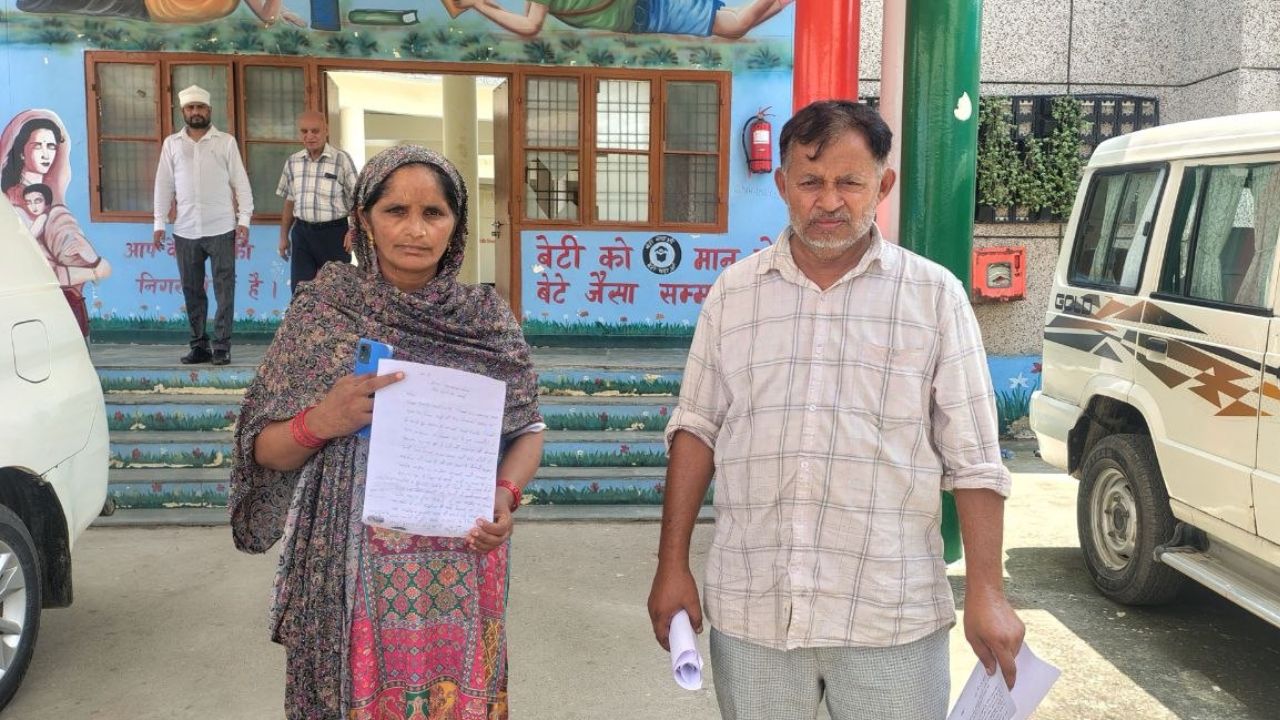 बदायूं में गरीब महिला का मकान कैसे टूटा? दरोगा ने बोला- पति-बेटे को जेल भेज दूंगा!