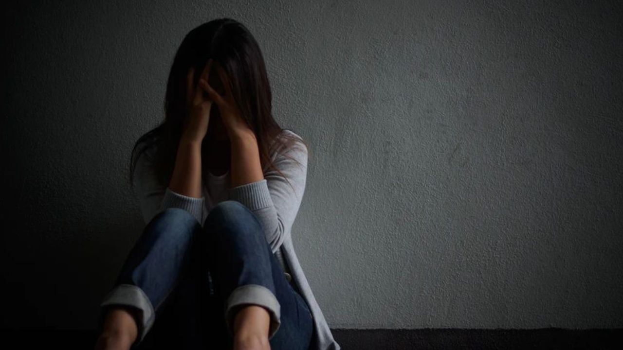 मां ने खोली घर की चुप्पी फिर सामने आया बड़ा सच, बाप ने नाबालिग 2 बेटियों संग बिताई रात!