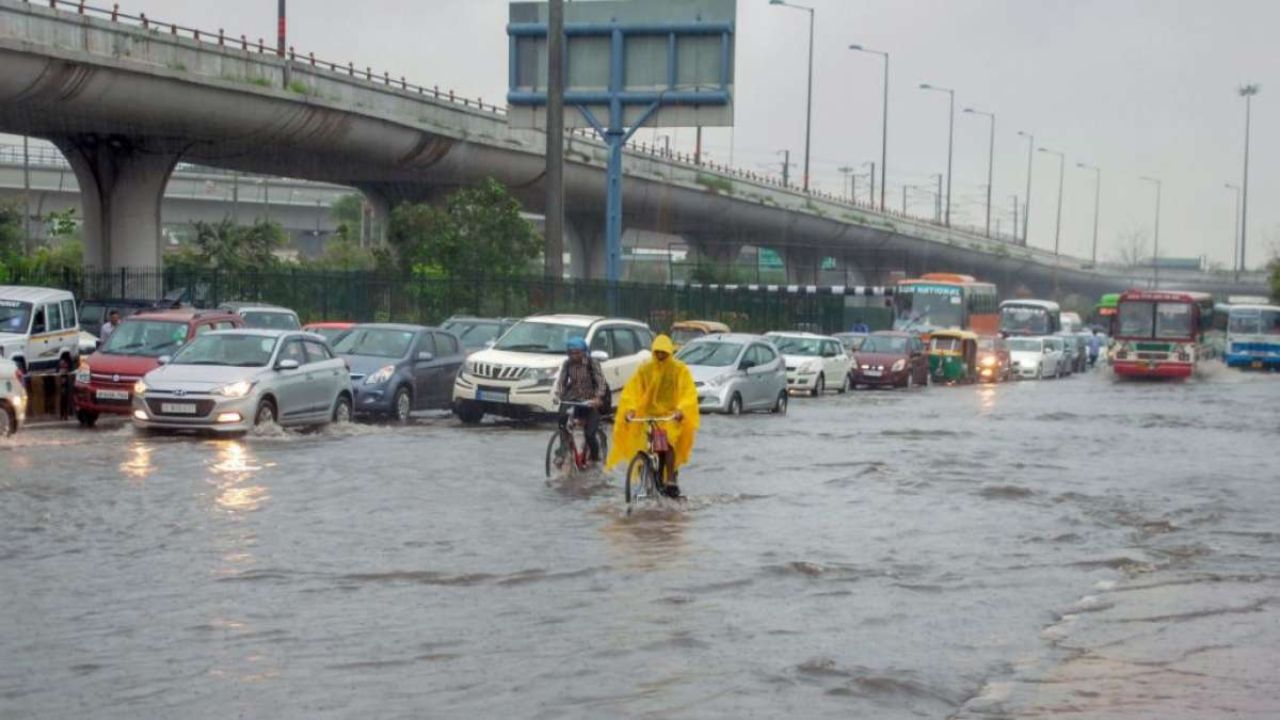 Weather Update: नोएडा-दिल्ली और NCR समेत पूरे वेस्ट यूपी में 24 घंटे से बारिश, पहले राहत और अब आफत