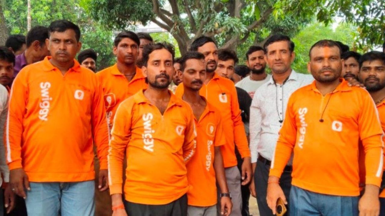 बाइक हमारी, पेट्रोल हमारा… फिर कमाई का फैसला कौन करेगा? बरेली में स्विग्गी राइडर्स का प्रदर्शन