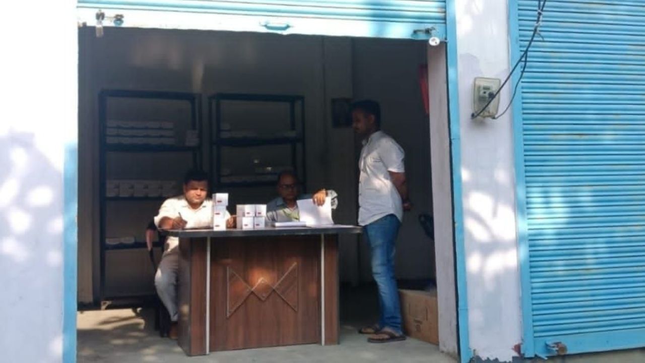 देवरिया में औषधि विभाग की बड़ी कार्रवाई: डीएम के निर्देश पर कल्कि बायोटेक पर छापा, दो दवाओं के नमूनों ने बढ़ाई जांच की हलचल