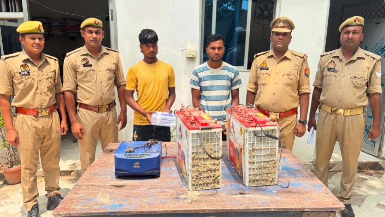 चोरी का राज खुला! देवरिया में पुलिस ने दो आरोपियों को दबोचा, बैटरियां-इन्वर्टर बरामद; अवैध चाकू भी मिला