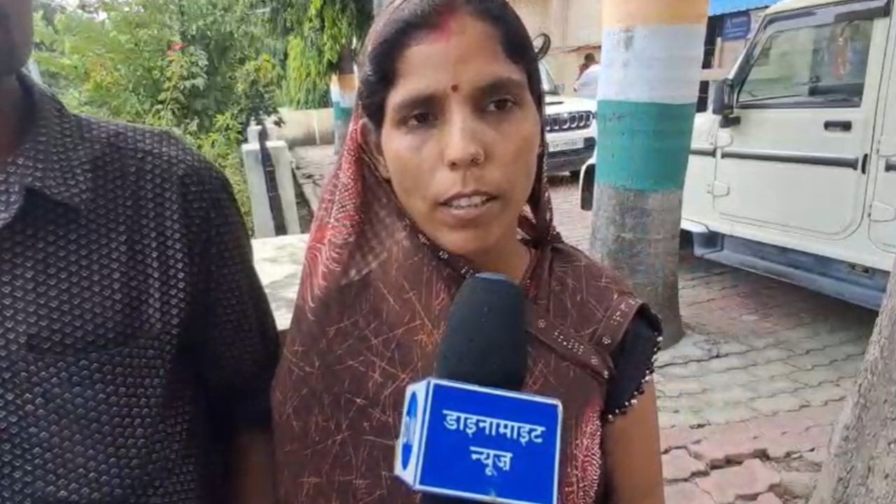देवरिया डीएम के दरबार पहुंची महिला ने लगाई गुहार, बोली- जबरन कमरा बंद कर…