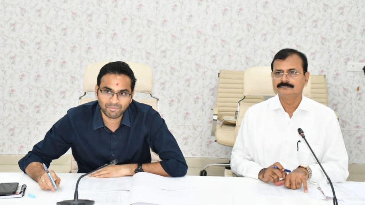 काम में लापरवाही पड़ी भारी… डीएम ने रोका तीन अधिकारियों का वेतन, दो ठेकेदारों पर FIR के दिए निर्देश