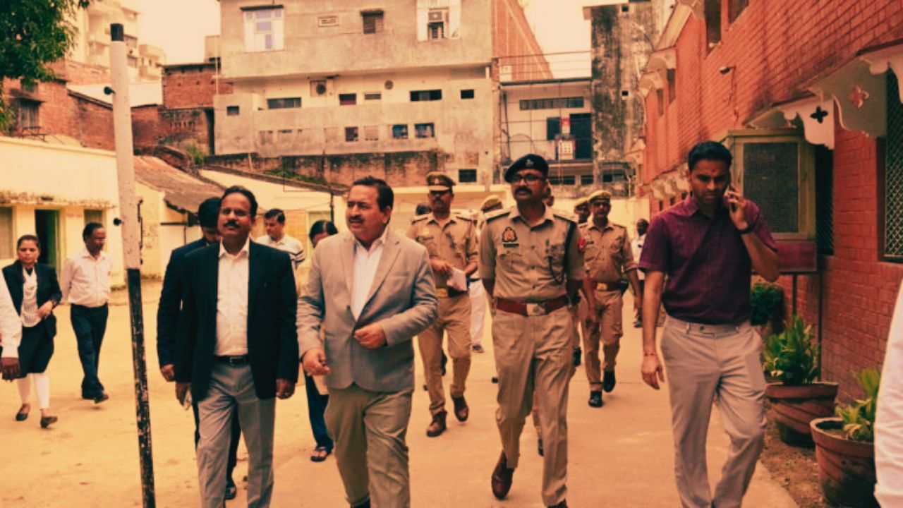 Deoria: आखिर बाल गृह में क्या देखने पहुंचे जज, DM और SP? औचक निरीक्षण से मचा हड़कंप