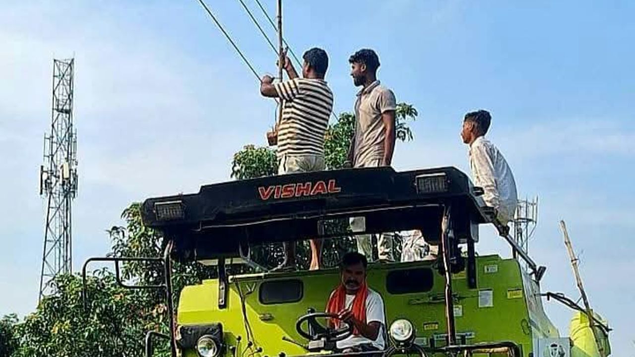Deoria: अब इंतजार नहीं करेंगे! बिजली विभाग से परेशान युवाओं ने खुद ही कर डाला ये काम
