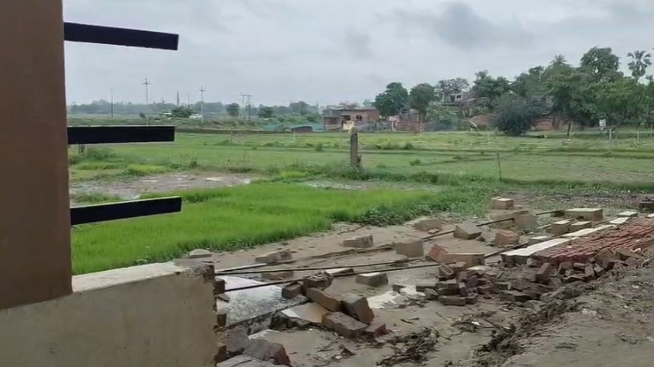 पहली ही बारिश में बह गया ‘सुंदरीकरण’ का सच, धानी बाजार में लाखों की बाउंड्री वॉल धराशायी