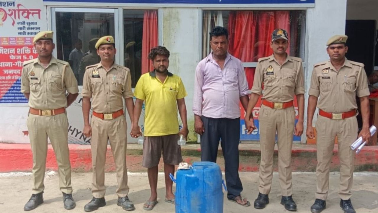 रात के अंधेरे में पाइप लगाकर निकाल रहे थे तेल; देवरिया में टैंकर से डीजल चुराने वाले 2 शातिर गिरफ्तार