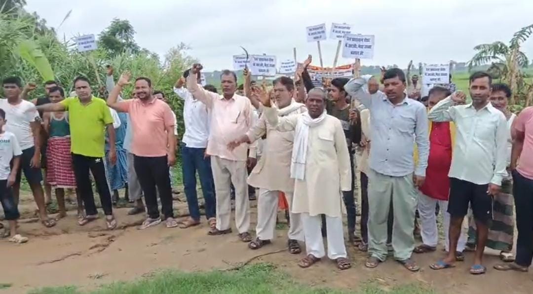 रेलवे ने बंद कर दिया गांव का इकलौता रास्ता… फिर जो हुआ उसे देखकर अफसरों के भी उड़ गए होश!