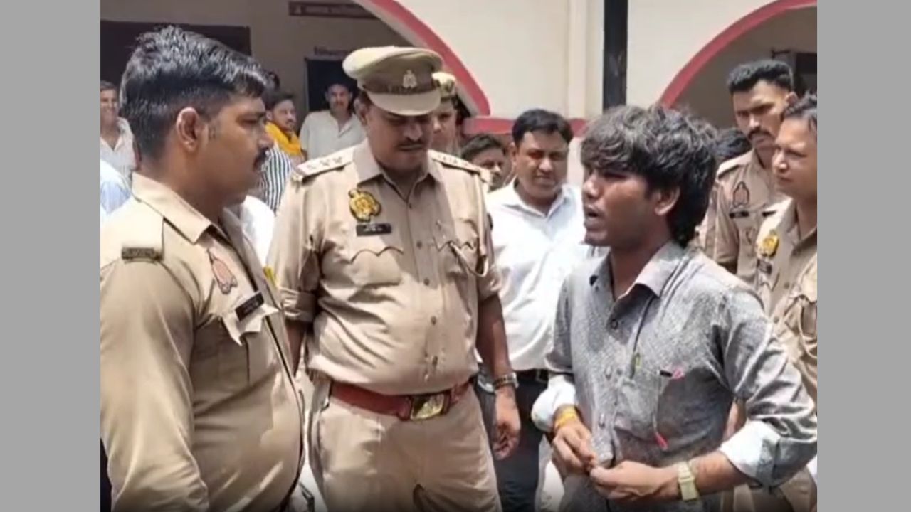मुझे इंसाफ चाहिए… कहते हुए युवक ने कलेक्ट्रेट में खुद पर पेट्रोल डाला, फिर जो हुआ उसने सबको चौंकाया