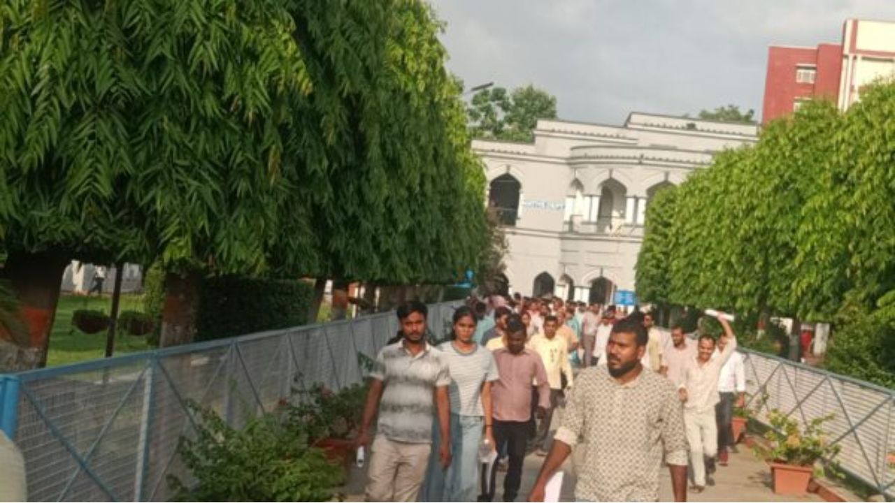 TET Exam 2026: गोरखपुर के 32 केंद्रों पर कड़ी निगरानी में हुई परीक्षा, जानें कितने परीक्षार्थी रहे गैरहाजिर