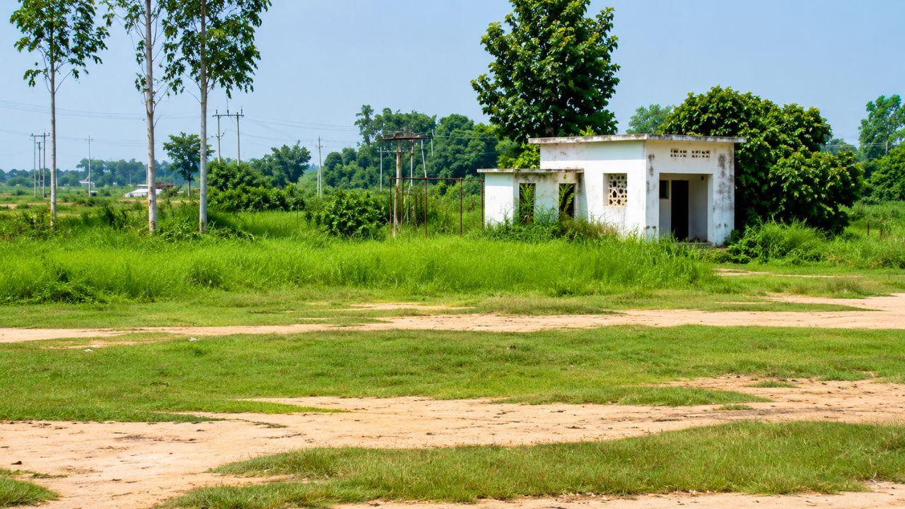लाखों खर्च हुए, फिर भी खिलाड़ियों का सपना टूटा… 8.50 लाख का आदर्श खेल मैदान बना कूड़ाघर, युवाओं में गुस्सा