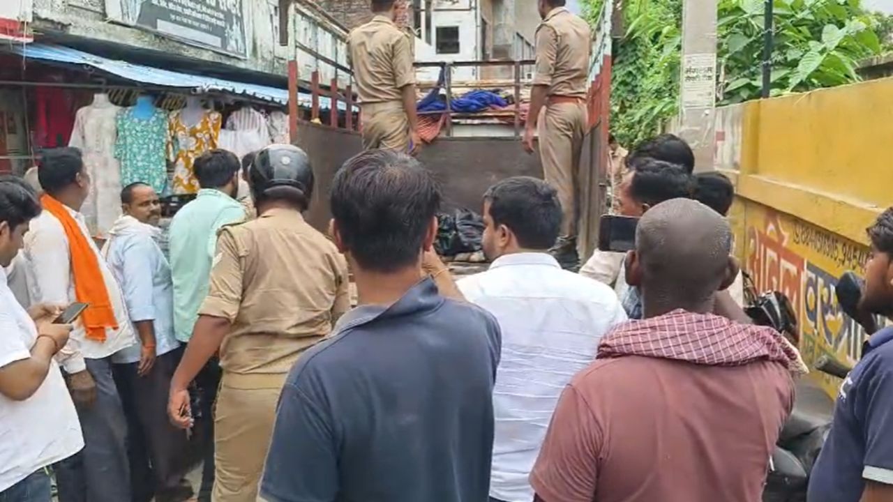 Murder in Gorakhpur: गोरखपुर में नाबालिग वैभव वर्मा की हत्या, तहखाने से मिला शव; खजनी में भारी तनाव, पुलिस बल तैनात