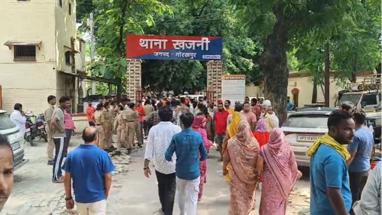 Vaibhav Murder Case: हत्याकांड पर फूटा ऐसा गुस्सा कि हजारों लोग पहुंच गए थाने, डेढ़ घंटे तक जाम रहा गोरखपुर-खजनी मार्ग