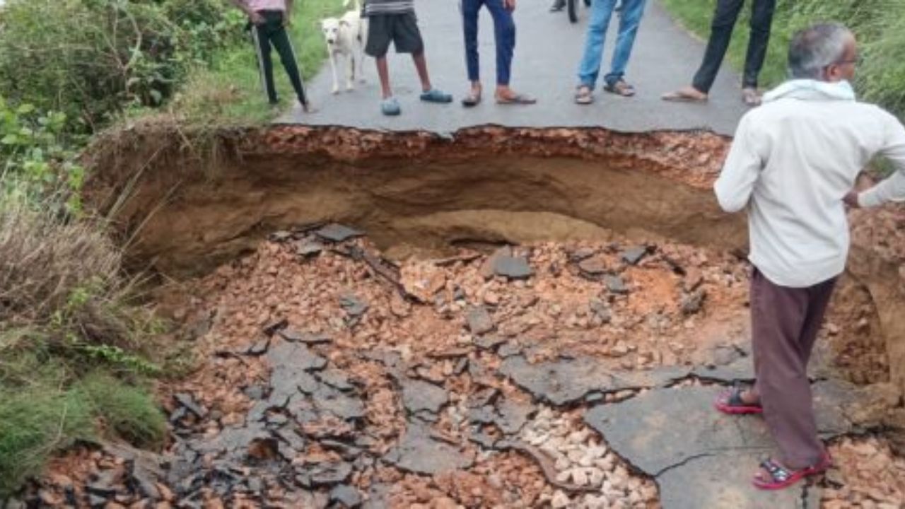 Gorakhpur: विधायक निधि से बनी सड़क आठ फीट नीचे धंसी, आवागमन बाधित