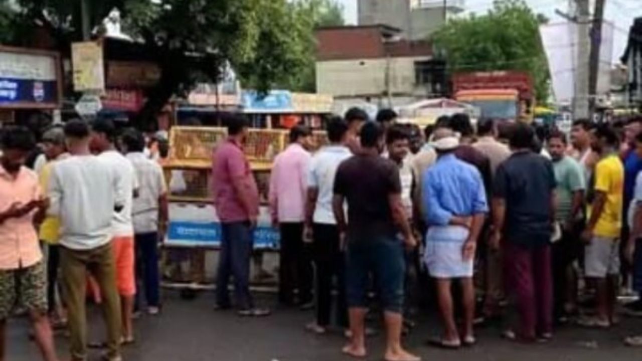Gorakhpur: सड़क जाम करने पर क्यों मजबूर हुए ग्रामीण, वजह जानकर रह जाएंगे हैरान
