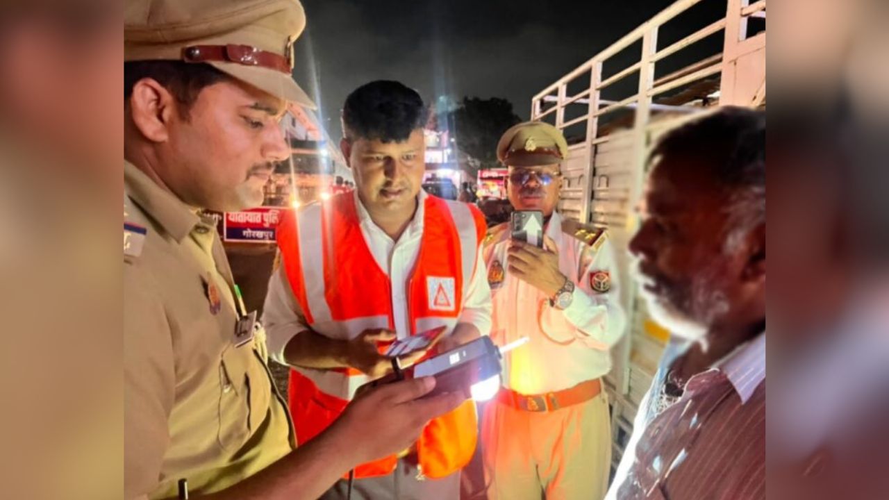 गोरखपुर में ट्रैफिक नियम तोड़ने वालों की खैर नहीं, चला पुलिस का डंडा