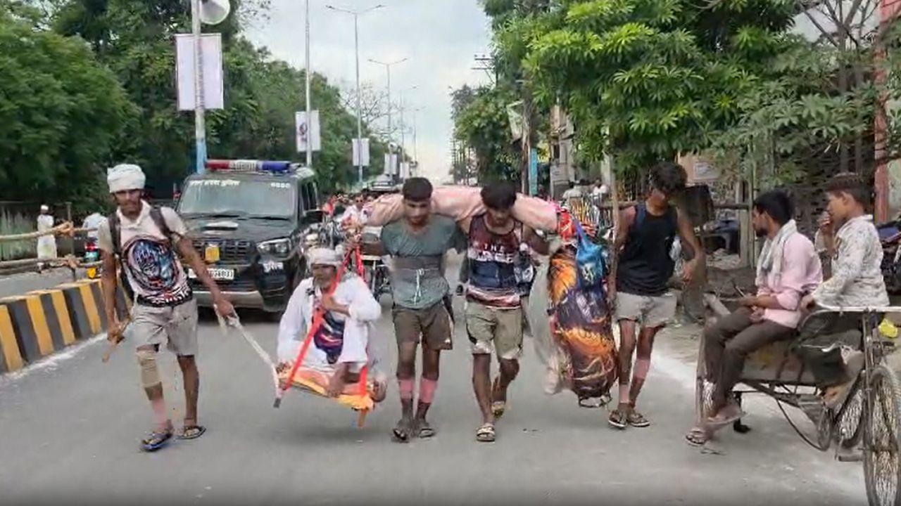 एक तरफ 90 साल के दादा, दूसरी तरफ 51 लीटर गंगाजल, मुजफ्फरनगर पहुंची इस अनोखी कांवड़ को देख लोग हैरान