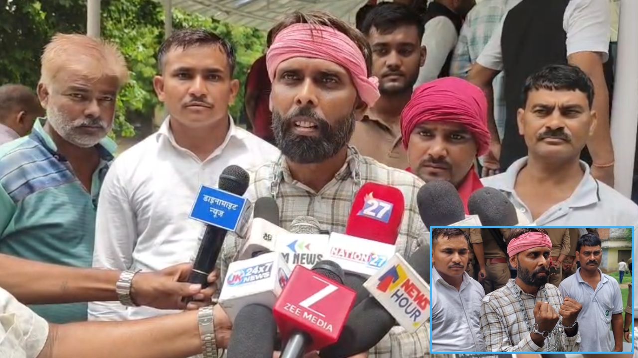 Hamirpur: गले में जंजीर डालकर सपा कार्यकर्ताओं का प्रदर्शन, सरकार को दी बड़े आंदोलन की चेतावनी