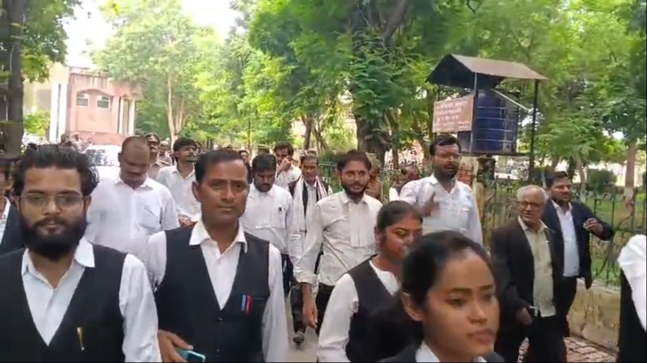 छात्रों पर लाठीचार्ज बर्दाश्त नहीं! हमीरपुर में अधिवक्ताओं का प्रदर्शन, शिक्षा मंत्री के इस्तीफे की उठी मांग