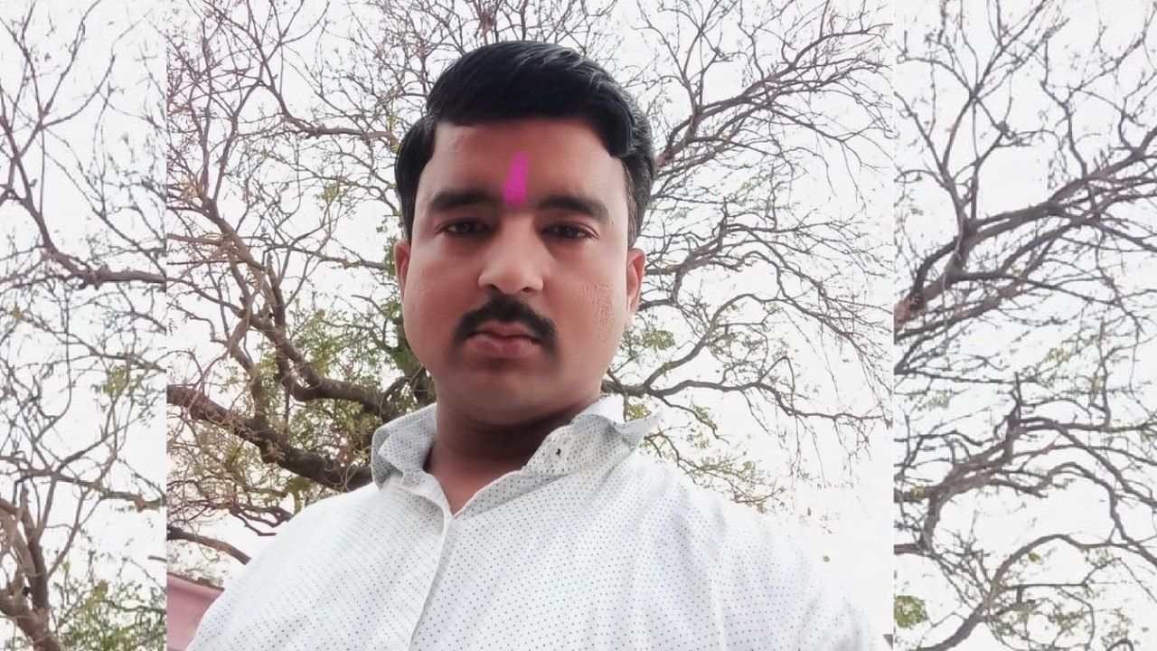बस एक पल की चूक और छिन गई जिंदगी… गीली सड़क पर बेकाबू बाइक पेड़ से टकराई, युवक की मौत