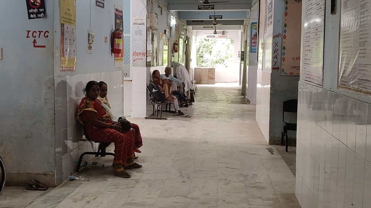 घंटों चला इंतजार, खाली पड़ी रहीं कुर्सियां; बगहा अस्पताल में डॉक्टरों की बेपरवाही से तड़पते रहे मरीज