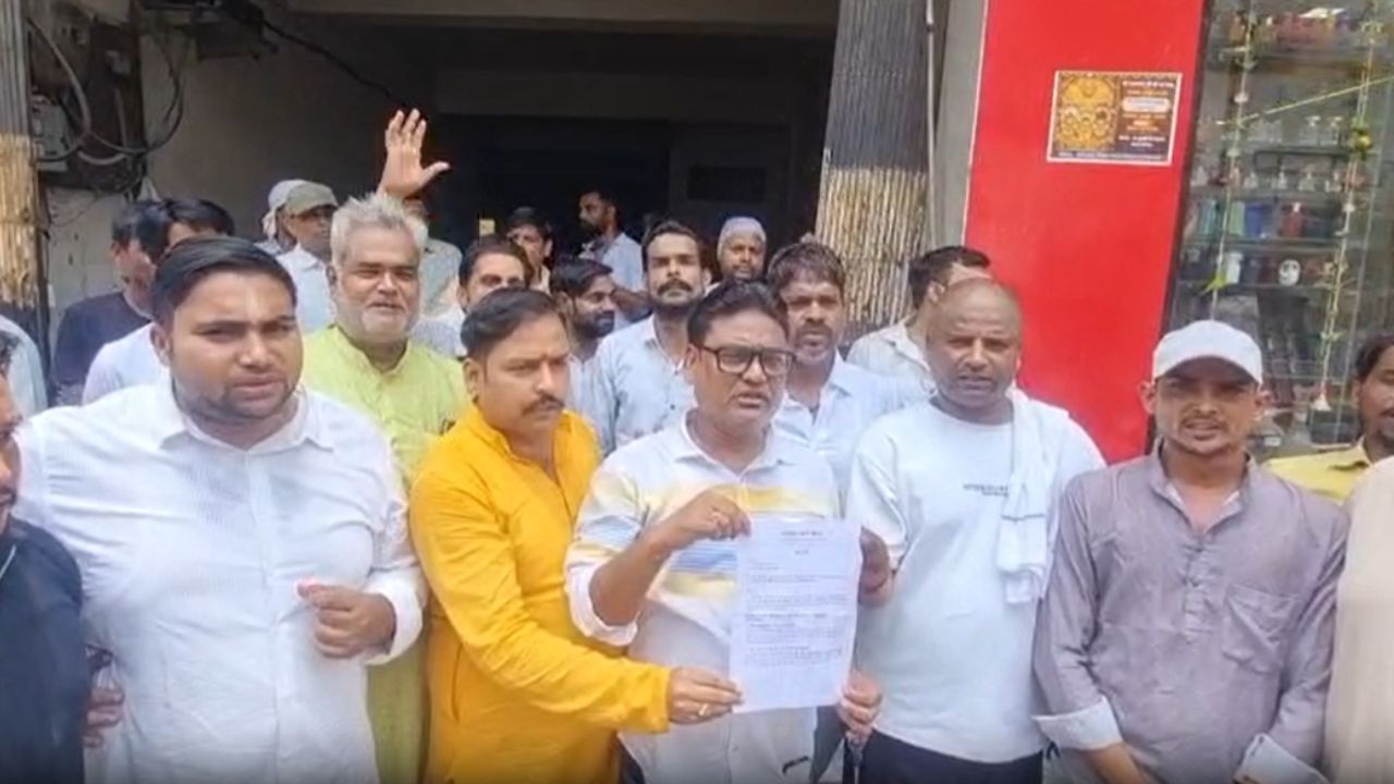 गौरीशंकर मंदिर मार्ग की बदहाली पर BJP कार्यकर्ताओं का प्रदर्शन, चेयरमैन के खिलाफ नारेबाजी कर उठाई मांग