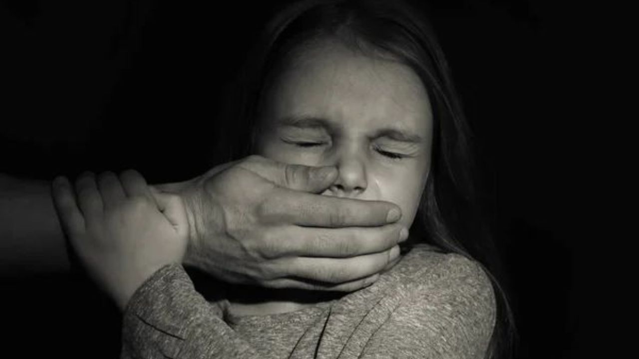 हवस की आग में अंधा हुआ 48 साल का बुड्ढा, तीन मासूमों की जिंदगी से किया घिनौना खिलवाड़, आखिर कैसे खुली इस दरिंदे की पोल?