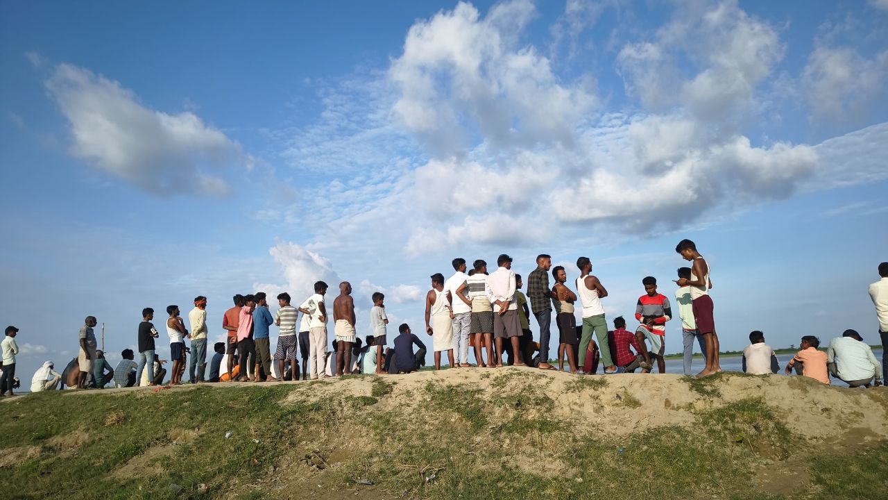 लखीमपुर खीरी में बड़ा हादसा: शारदा नदी के बीच मझधार में पलटी नाव, 2 लोग लापता; रेस्क्यू ऑपरेशन जारी