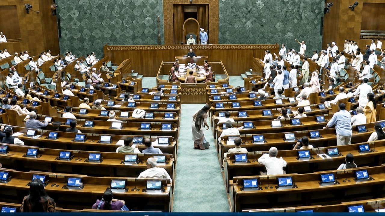 Anti-Paper Leak Bill पेश होते ही गरमाई संसद, NEET पेपर लीक और छात्रों पर पुलिस कार्रवाई को लेकर विपक्ष का जोरदार प्रदर्शन