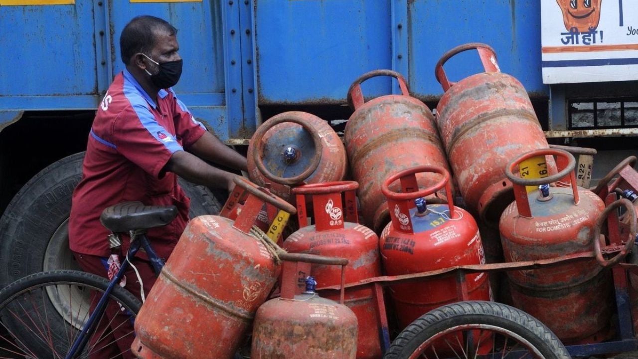 कच्चा तेल $72 के नीचे फिसला: क्या अब सस्ते होंगे घरेलू LPG सिलेंडर के दाम? खरीदने से पहले चेक कर लें नए रेट