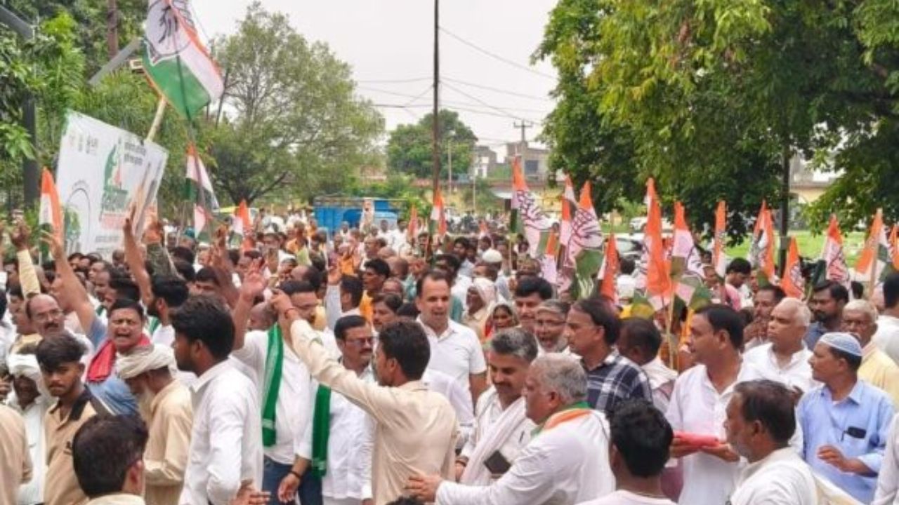 अब चुप नहीं बैठेंगे… चढ़ावा चोरी और पेपर लीक पर कांग्रेस का बड़ा प्रदर्शन, महराजगंज में सड़कों पर उतरे हजारों लोग