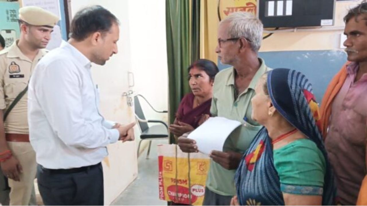 निचलौल CHC में गंदगी देख भड़के डीएम गौरव सिंह सोगरवाल, बोले- स्वास्थ्य सेवाओं में लापरवाही…