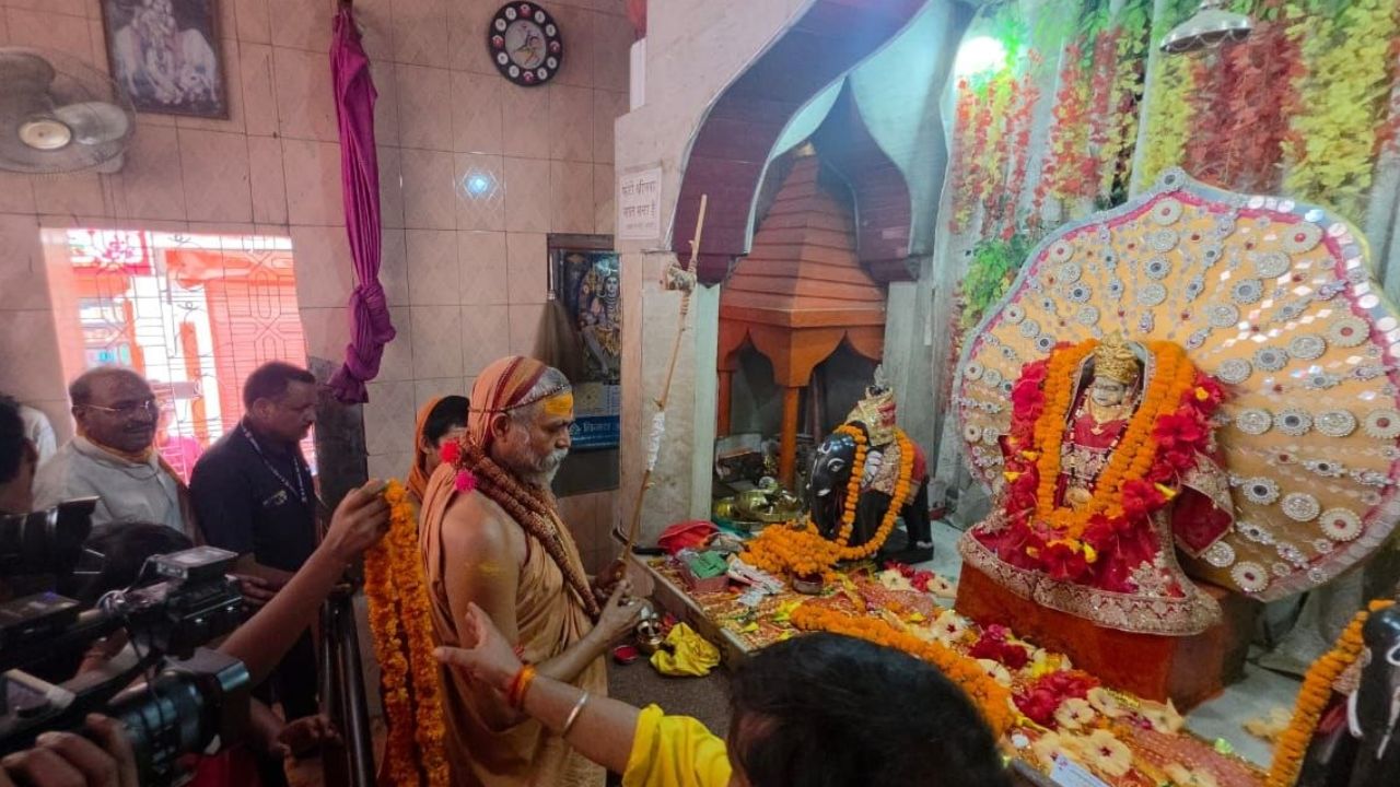 महराजगंज के दुर्गा मंदिर पहुंचे जगतगुरु शंकराचार्य स्वामी अविमुक्तेश्वरानंद सरस्वती, पूर्व मंत्री सुशील कुमार टिबड़ेवाल रहे साथ