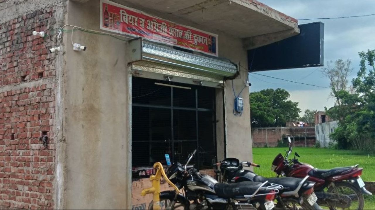 कोल्हुई: शराब की दुकान पर नियमों की अनदेखी, आबकारी विभाग की कार्यप्रणाली कटघरे में
