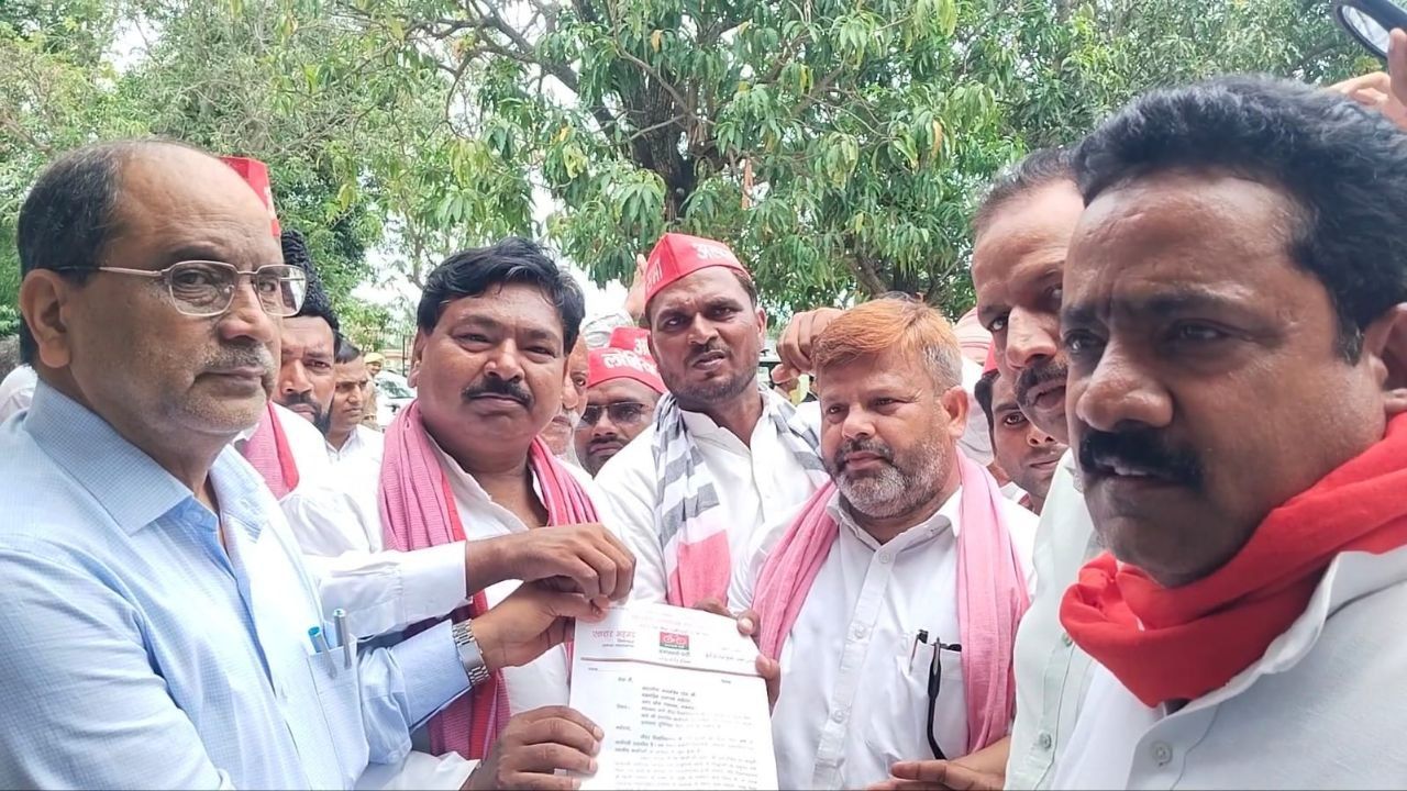 जौहर यूनिवर्सिटी के समर्थन में सपाइयों का प्रदर्शन, राज्यपाल के नाम सौंपा ज्ञापन; भाजपा सरकार पर लगाए गंभीर आरोप