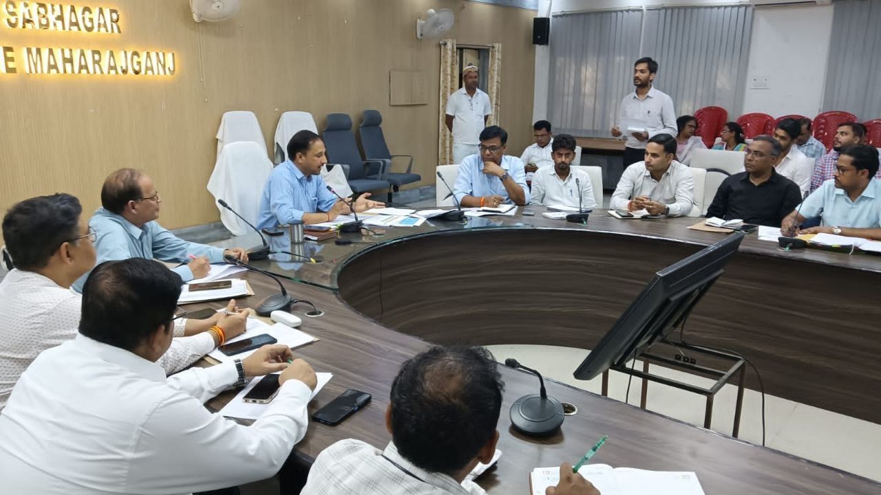 Maharajganj: स्वास्थ्य सेवाओं में लापरवाही पर DM सख्त, डॉक्टरों-बीसीपीएम को नोटिस; मानदेय रोकने के दिए आदेश